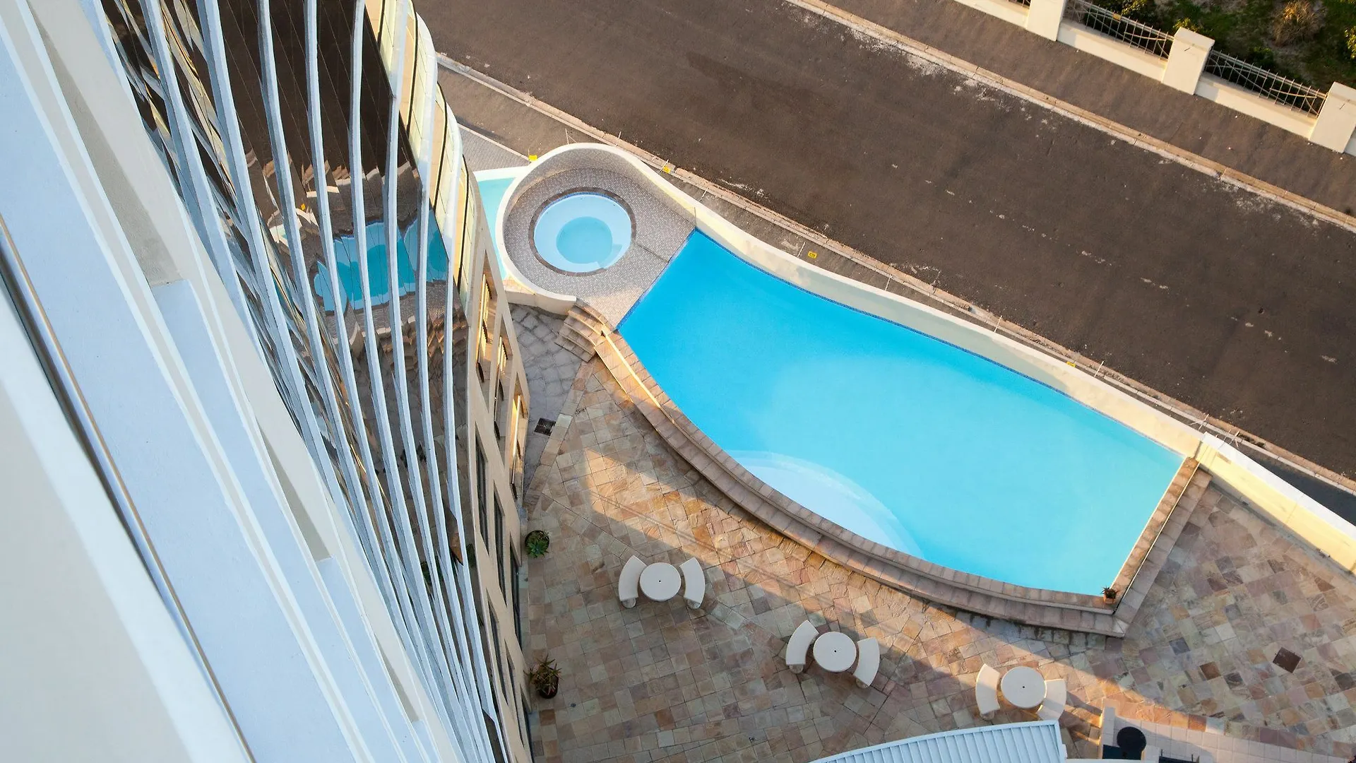 Loddeys Ocean View Apartments ストランド
